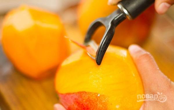 1. Аккуратно очистите манго. Нарежьте его средними ломтиками или кубиками. 