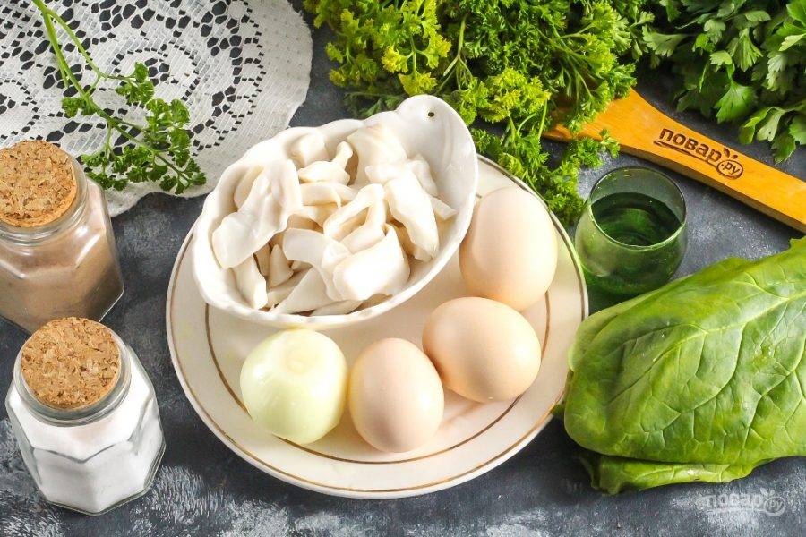Подготовьте указанные ингредиенты. Заранее отварите куриные яйца в течение 12-13 минут и остудите в ледяной воде.