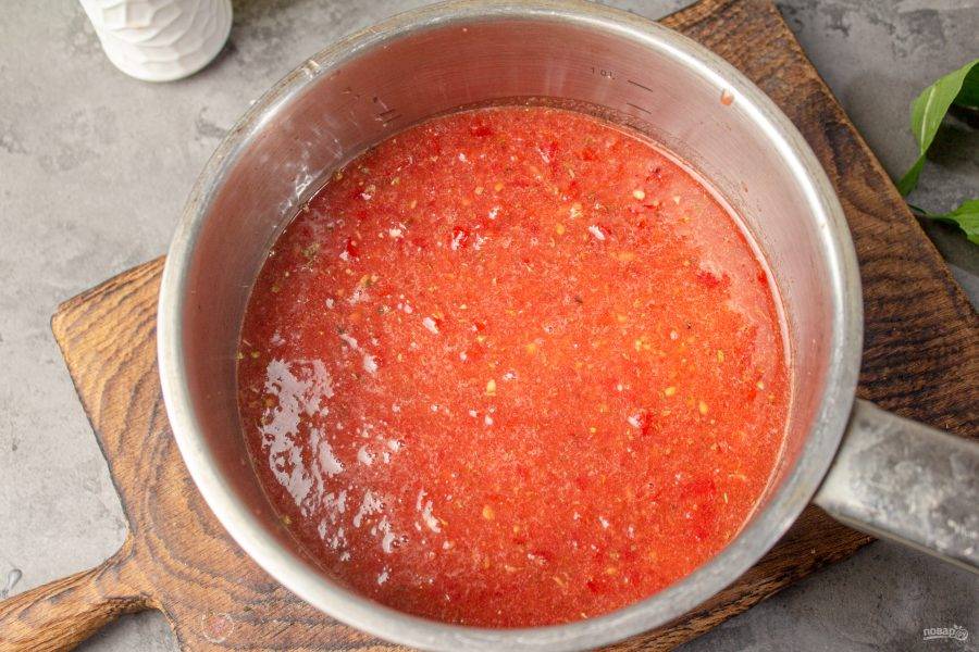 Приготовленное томатное пюре вылейте в кастрюлю с толстым дном. Поставьте на плиту и доведите до кипения. Сделайте минимальный нагрев и тушите 15-20 минут.