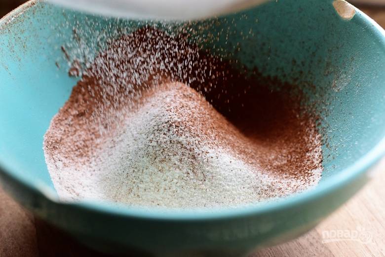 2. Всыпьте сухие ингредиенты в масляную смесь: муку, разрыхлитель, какао, соль и соду.