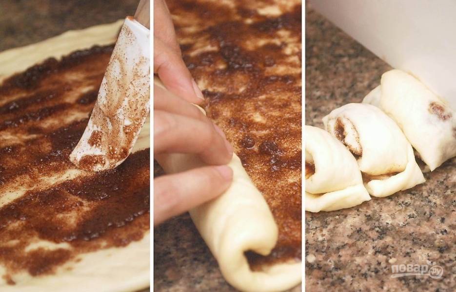 Раскатайте подошедшее тесто в пласт, распределите начинку и сверните пласт в трубочку.