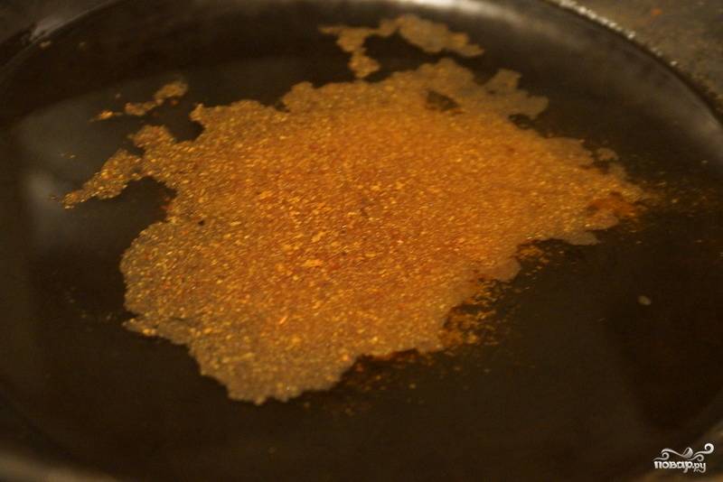 Разогрейте масло на сковороде, добавьте красный перец, перемешайте и прогрейте.