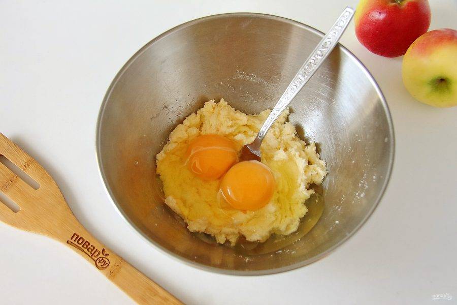 3. Добавьте яйца.