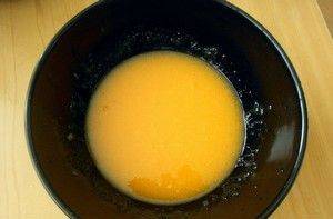 2. Запомните: в выпечке и десертах с содержанием яиц разделение желтка и белка всегда важно, что нам, собственно, и нужно сделать. Растопить масло с сахаром и добавить в желтки.
