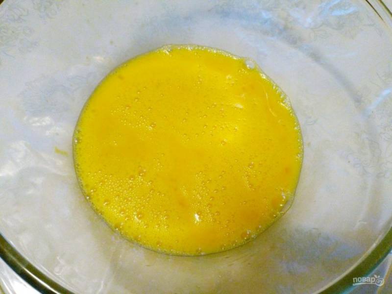 Яйца поместите в глубокую миску и взбейте их венчиком с добавлением соли и ванильного сахара. Взбивать в воздушную пену не требуется, достаточно добиться консистенции, необходимой для приготовления омлета.