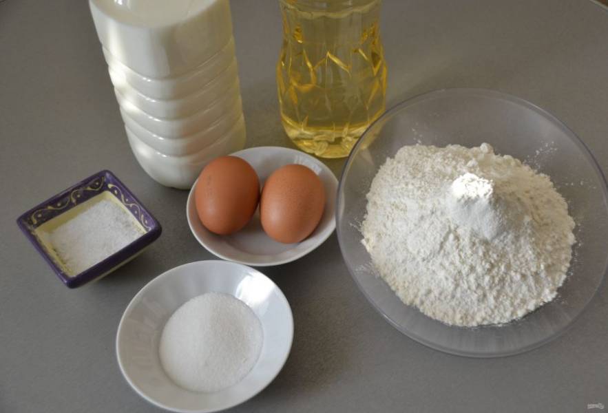 Сначала займитесь тестом для блинов. Для этого подготовьте продукты: муку, молоко, яйца, соль, сахар, растительное масло.