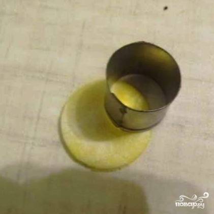 Делаем щечки: для этого вырезаем из желтой мастики два кружочка, затем кружочком меньшего размера отрезаем небольшой краешек.