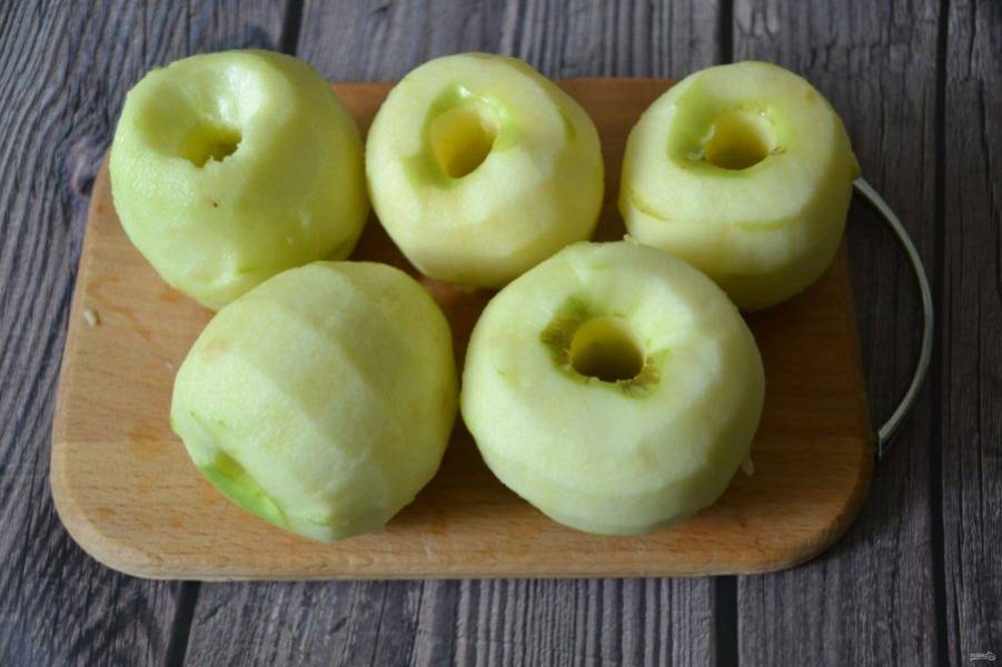 Яблоки очистите от кожуры и от сердцевинки.