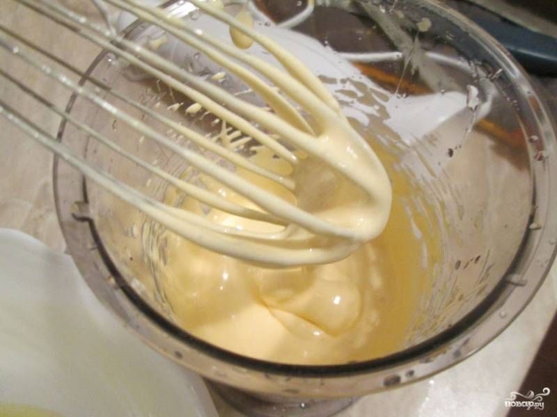 Предварительно выставьте духовку на 190 градусов. Затем осторожно отделите белки от желтков и к желткам добавьте 60-65 грамм сахара. Возьмите блендер с венчиком и взбейте желтки до получения нежного крема.