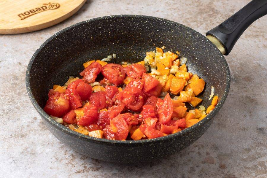 Затем добавьте томаты в собственном соку. Посолите и поперчите овощи, добавьте все специи. Готовьте еще пару минут.