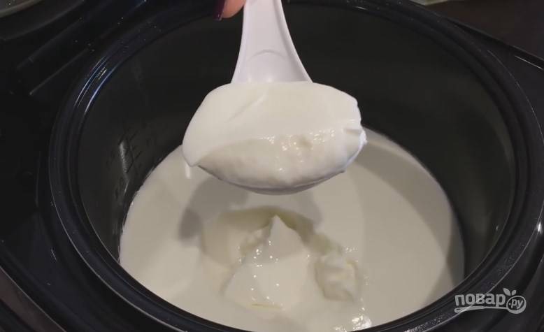 3. Готовить йогурт в мультиварке нужно от 8 до 12 часов при температуре 35-40 градусов или в режиме "Йогурт". Чем дольше, тем гуще получается йогурт и тем больше сыворотки. 