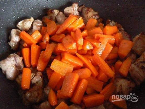 Добавим морковь к обжаренному мясу.