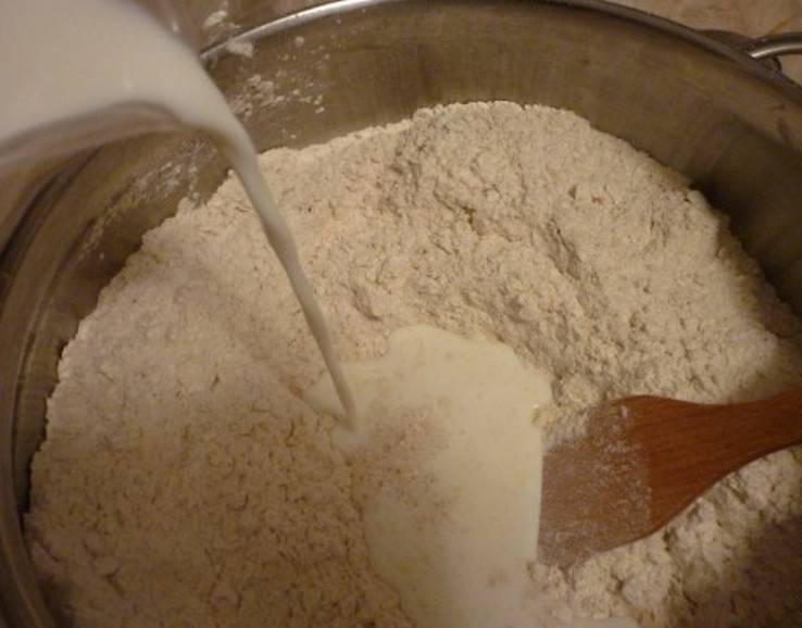 Влейте кефир и неспеша и аккуратно замесите тесто.
