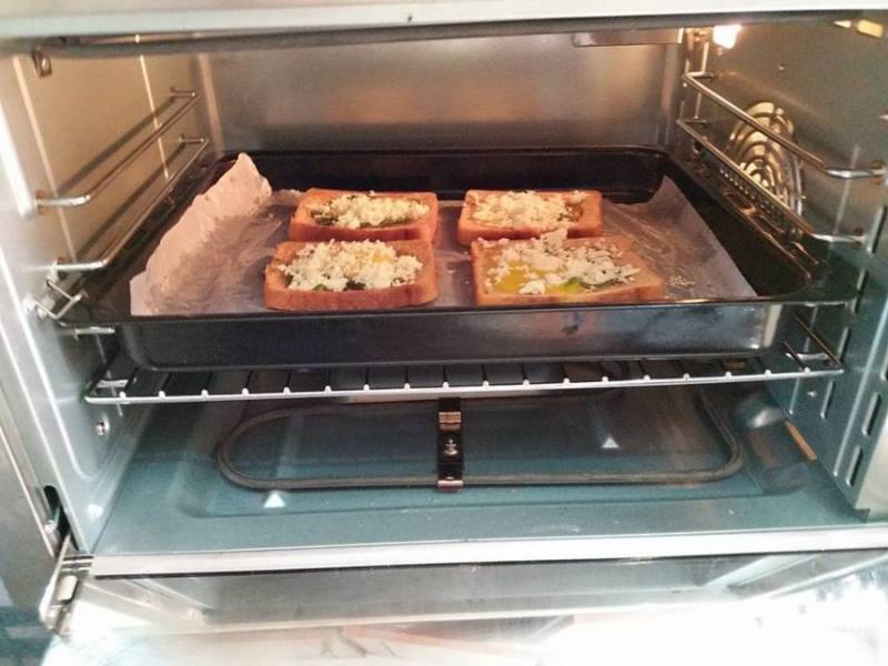 6. Выпекайте тосты в духовке при температуре 160 градусов в течение 10 минут.