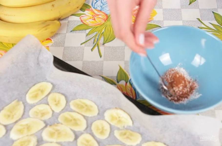 2. Сахарную пудру смешайте с корицей и через мелкое сито посыпьте этой смесью бананы. Отправьте их в разогретую до 150 градусов духовку на 15 минут. 