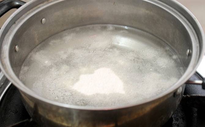 4. В кастрюлю налить воду и довести до кипения. Добавить в воду желатин и на медленном огне его полностью растворить. 