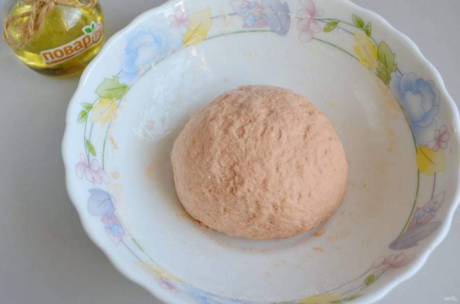 4. Замесите мягкое тесто. Оставьте в тепле на 30-40 минут, за это время оно должно увеличиться в два раза. Обязательно накройте полотенцем или пленкой затяните миску, чтобы тесто не сохло.