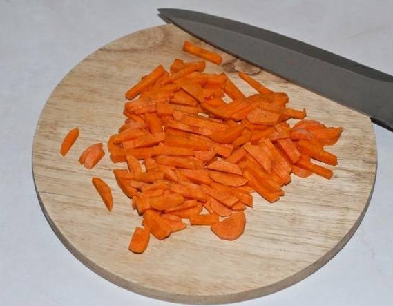 Морковь режем небольшими "брусочками".