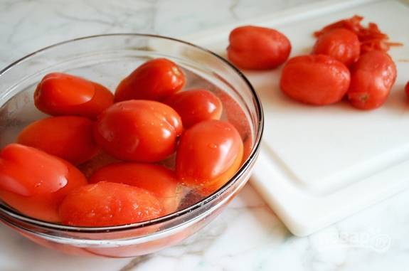 2. Затем помидоры охладите, снимите с них кожу.
