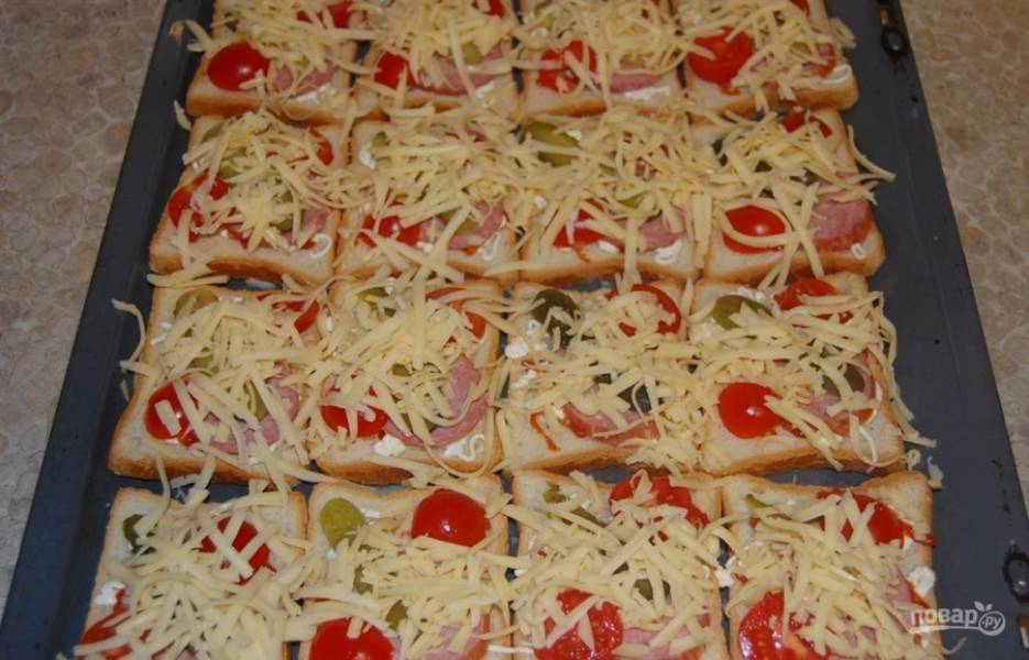 Горячие бутерброды с колбасой, сыром и помидорами