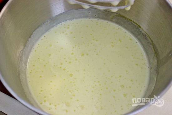 Разбейте в миску яйца и добавьте к ним сахар. С помощью миксера взбейте до светлой пышной массы.