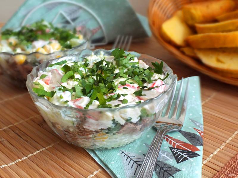 Салат с тунцом, крабовыми палочками, фасолью и капустой: рецепт