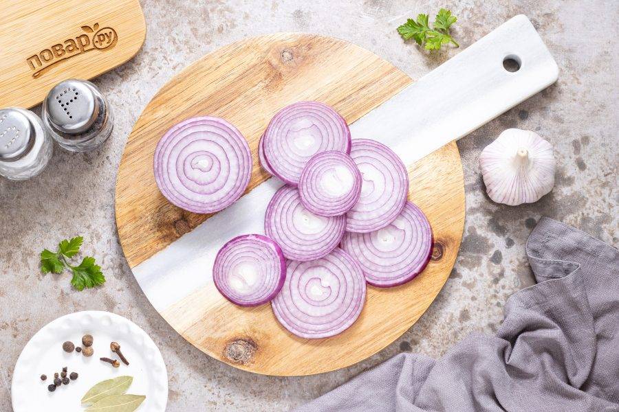 Красный лук нарежьте тонкими кольцами или полукольцами.