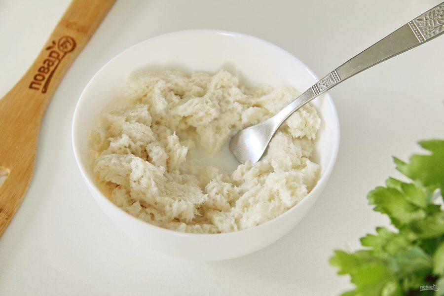 У хлеба срежьте корочки, покрошите его руками и замочите в молоке.
