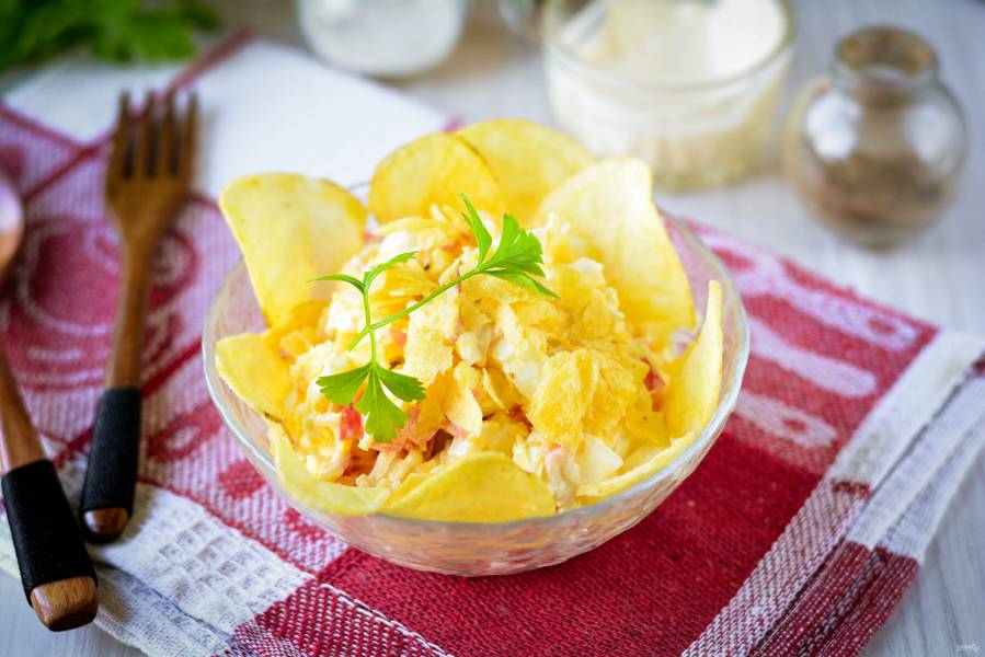 Салат с кукурузой, крабовыми палочками и картофельными чипсами, пошаговый рецепт с фото на ккал