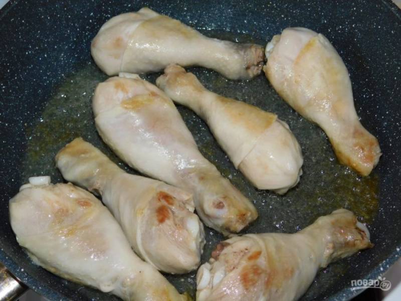 Куриные голени обжарьте со всех сторон на горячей сковороде.