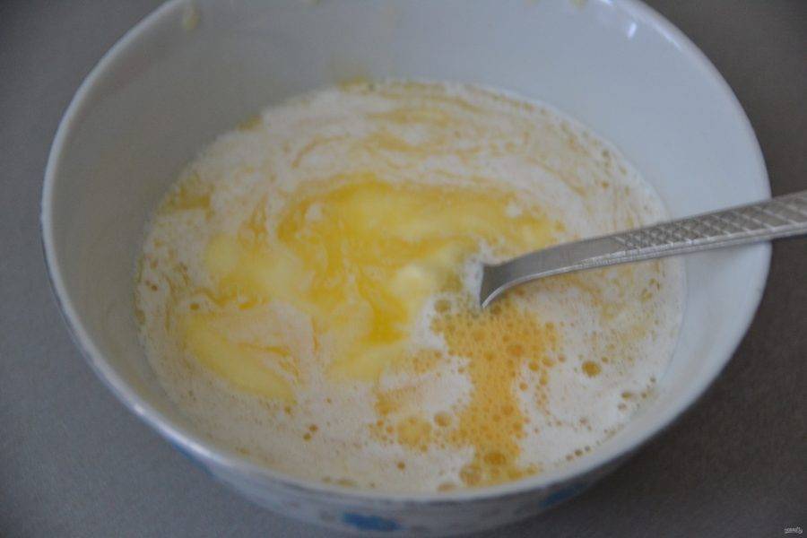 Добавьте к яйцу размягченное или растопленное сливочное масло. Следите за тем, чтобы температура масла была не слишком высокой, чтобы яйцо не свернулось.
