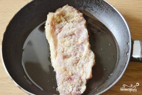 6. Выложите мясо на сковороду, жарьте лангет из свинины с двух сторон на среднем огне до румяности. Благодаря тонкой нарезке жарится мясо довольно быстро. 
