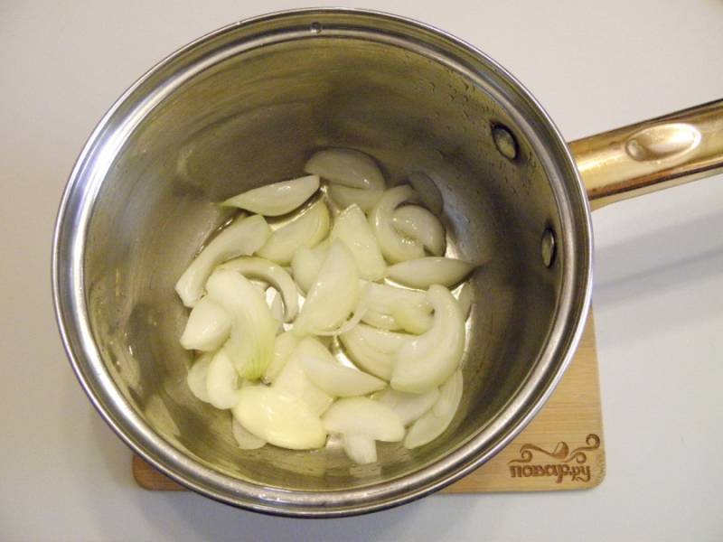 2. В сотейник налейте оливкового масла, обжарьте некрупно порезанный лук до полуготовности.