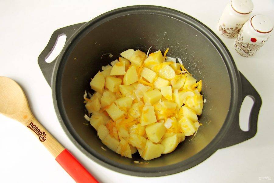 Обжарьте все вместе до полуготовности картофеля.