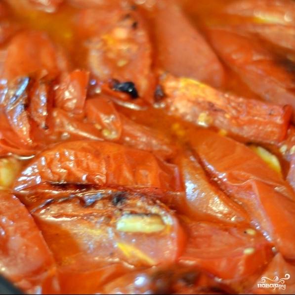 Ставим в разогретую до 190 градусов духовку и запекаем помидоры приблизительно 30 минут.