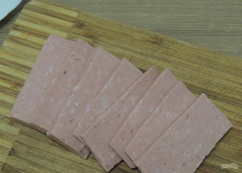 2.	Обычную вареную колбасу (можно брать любую по вкусу) нарезаю кусочками толщиной по 0,5 сантиметра.