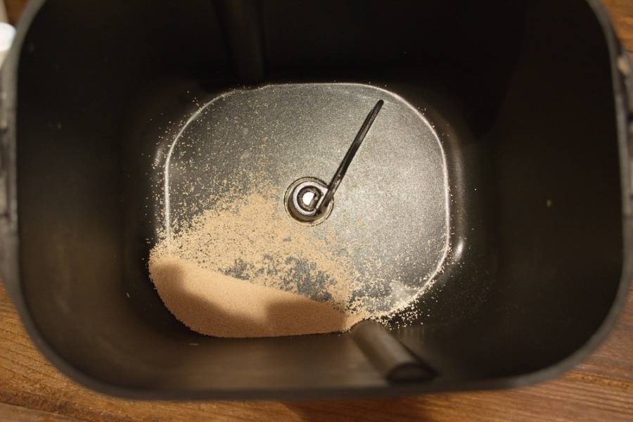 1. Приготовление теста доверяю хлебопечке, но по этому же рецепту можно замесить тесто руками. Итак, в ведерко хлебопечки всыпаем дрожжи.