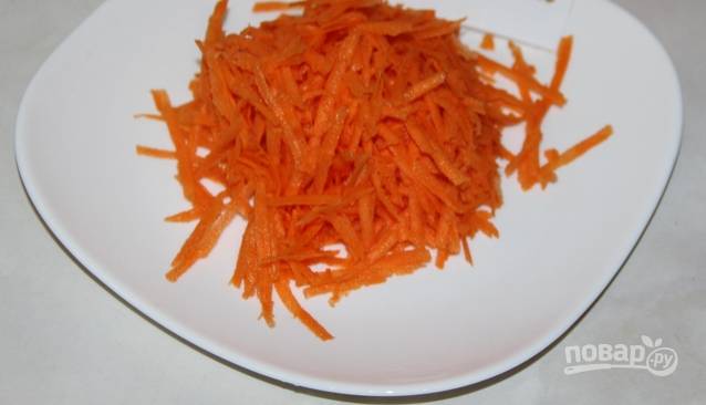 Морковь чистим и трем на крупной терке.