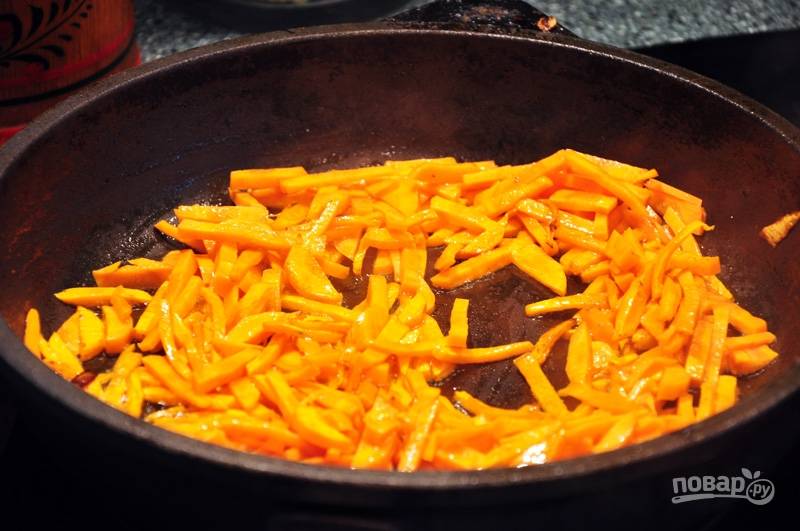 В масле обжарьте морковь соломкой. В другой сковороде мелко нарезанный лук до мягкости, к нему добавьте грибы.