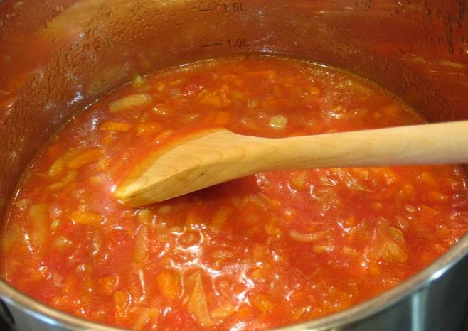 Добавьте кабачки, протушите 3-4 минуты, добавьте томатный сок. Тушим еще 10 минут.