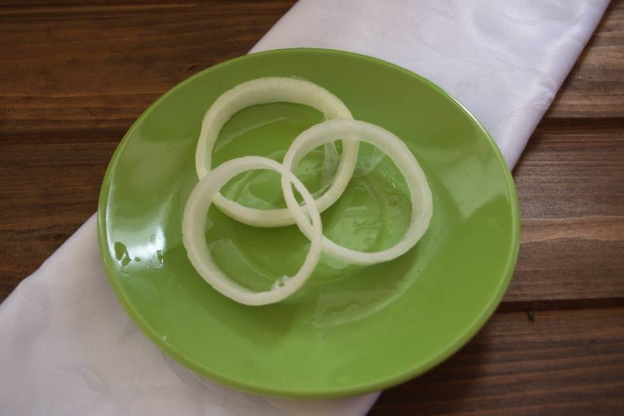 Репчатый лук крупного размера нарезать на кольца. В сковороду кладем крупные кольца. 
