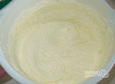 1. Этот кекс готовится на основе маргарина (маслом заменять нельзя). Маргарин нужно взбить миксером вместе с сахаром и солью до пышного состояния. Затем постепенно вводятся яйца и масса продолжает взбиваться. 
