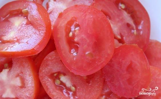 3. Затем помидоры нарезаем кружочками.