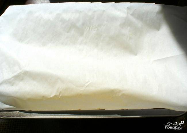 Накрываем пекарской бумагой и ставим в холодильник на 30 минут для застывания.