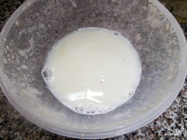Для создания теста немного нагрейте оставшееся молоко. Добавьте в него щепотку сахара и соли. Размешайте.
