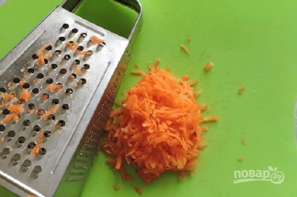 Очищенную морковку натираем на средней терке.