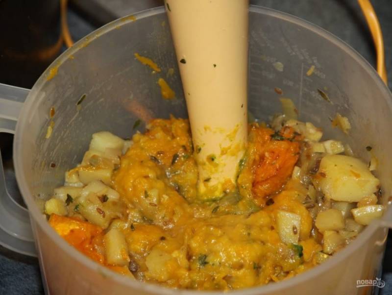 4. К овощам добавьте воду или овощной бульон. Тушите, пока картофель не сварится. Затем добавьте запеченную тыкву и измельчите все блендером до состояния пюре.