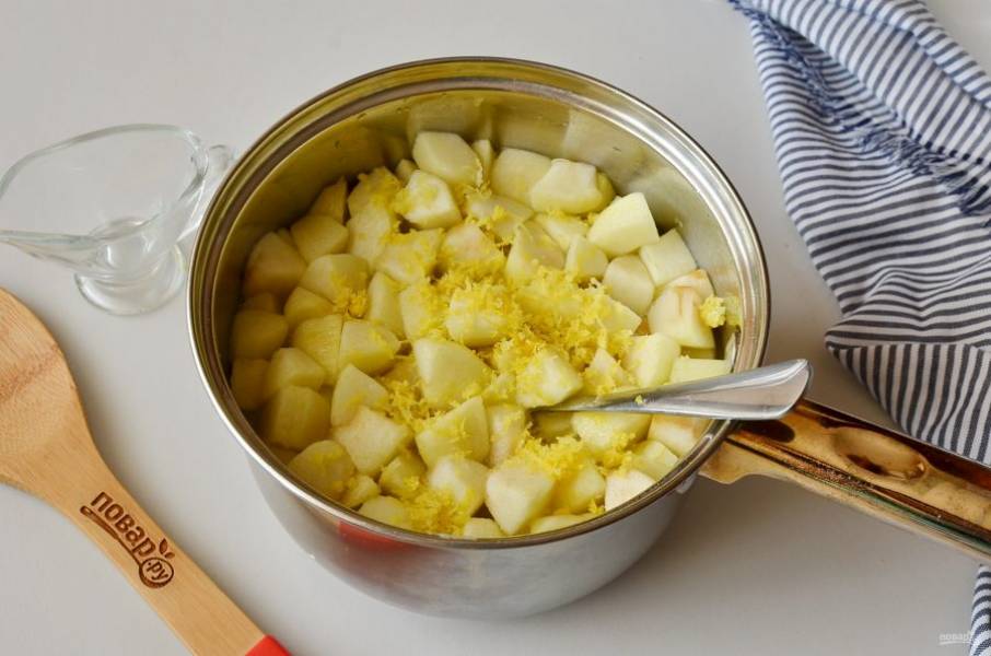 Добавьте лимонный сок, цедру к яблокам, перемешайте осторожно. Больше перемешивать варенье не нужно. Оставьте его на 2-3 часа остывать.