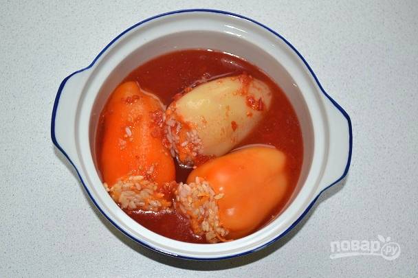 Выложите перцы в небольшую кастрюльку, залейте томатным соусом (при необходимости можно добавить немного воды) и поставьте на огонь. 