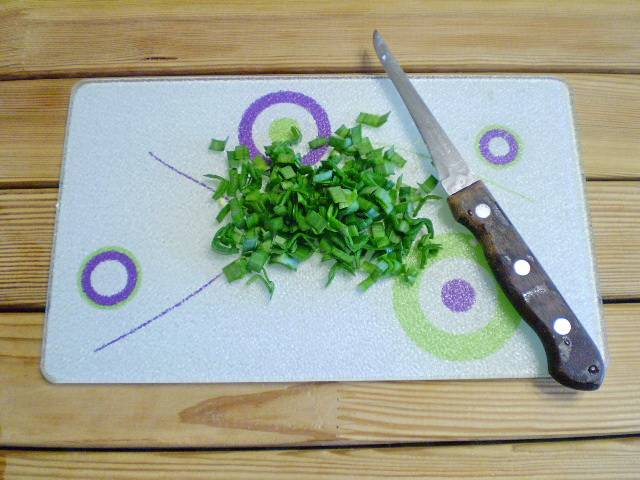 4. Зелень подойдет любая, с неярким вкусом, кинзу не стоит добавлять в такой салат. Я бы советовала зеленый лук или укроп. Порежьте мытую зелень мелко.